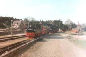 99 1759-2 und 99 1562-0 mit Güterzügen