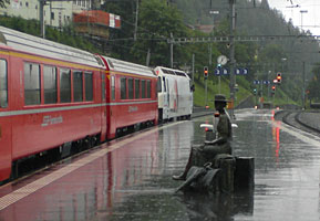 Auf dem Bahnsteig von Thusis